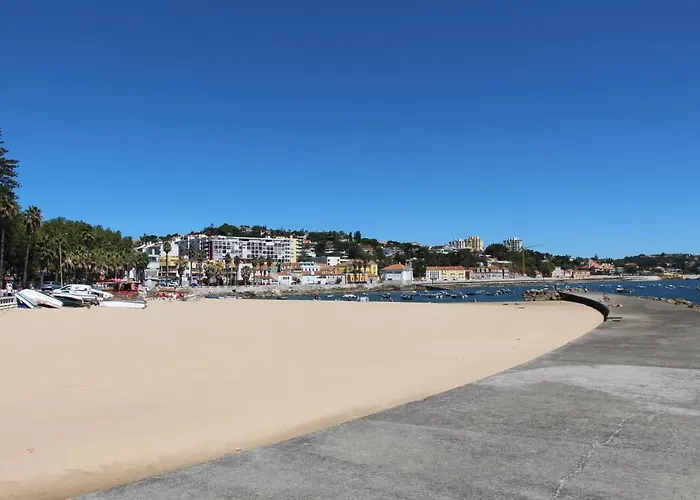 Com Escada E Patio, Em Frente