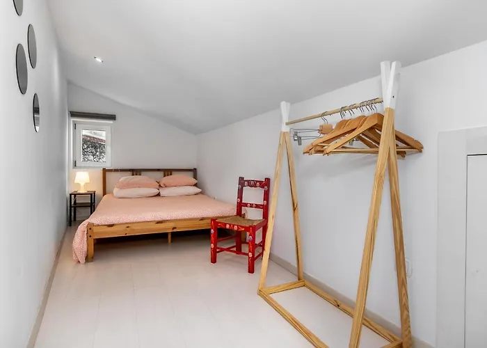 Com Escada E Patio, Em Frente *