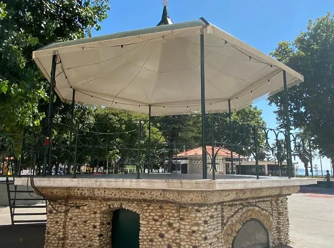 Com Escada E Patio, Em Frente 아파트 파코데아르코스