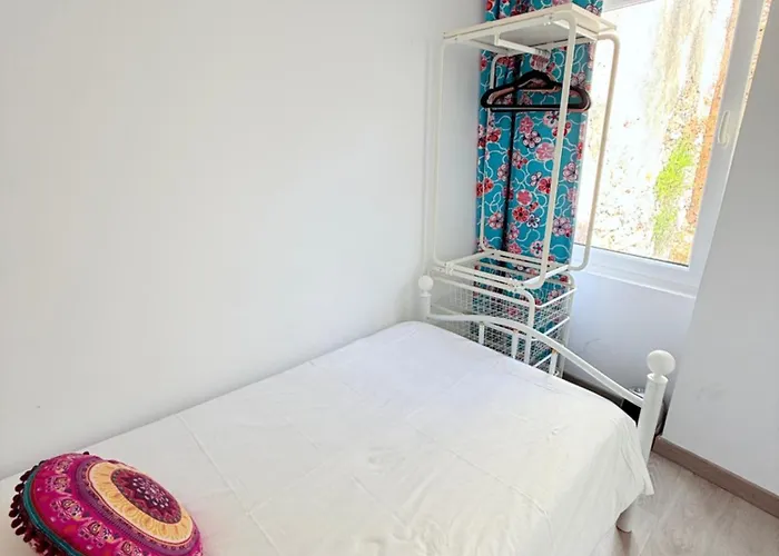 Com Escada E Patio, Em Frente