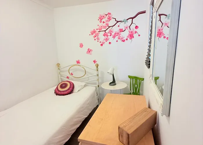 Com Escada E Patio, Em Frente 아파트
