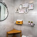 Apartment Com Escada E Patio, Em Frente
