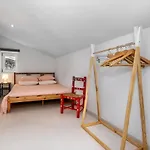 Com Escada E Patio, Em Frente *