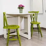 Apartment Com Escada E Patio, Em Frente
