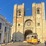 Com Escada E Patio, Em Frente Apartment
