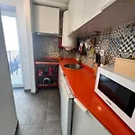Apartment Com Escada E Patio, Em Frente *