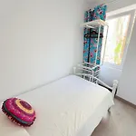 Com Escada E Patio, Em Frente