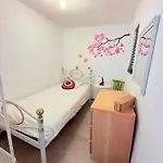Apartment Com Escada E Patio, Em Frente
