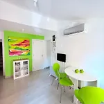 Apartment Com Escada E Patio, Em Frente *