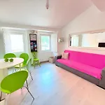 Apartment Com Escada E Patio, Em Frente Paco de Arcos