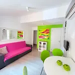 Com Escada E Patio, Em Frente *