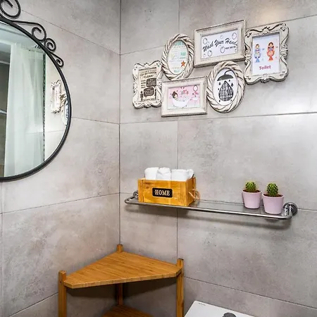 Apartamento Com Escada E Pátio, Em Frente