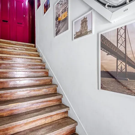 Com Escada E Pátio, Em Frente Paço de Arcos