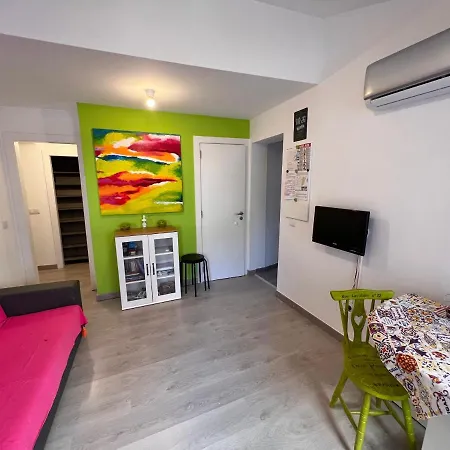 Apartamento Com Escada E Patio, Em Frente *