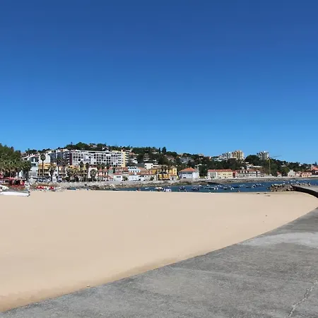 Com Escada E Patio, Em Frente