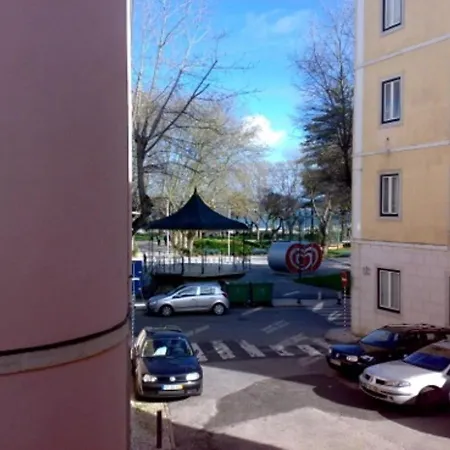 Com Escada E Pátio, Em Frente Apartamento Paço de Arcos