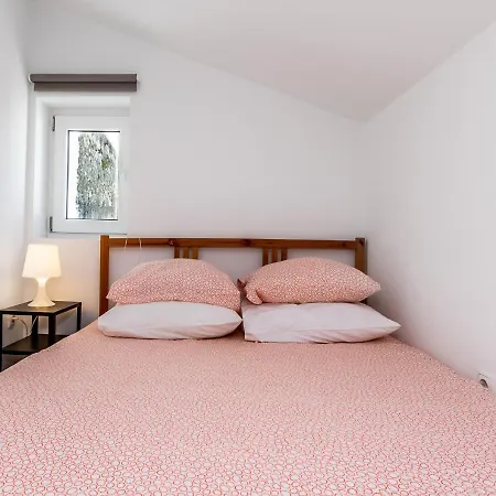 Apartment Com Escada E Patio, Em Frente *