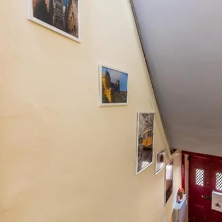 Com Escada E Patio, Em Frente 아파트 *