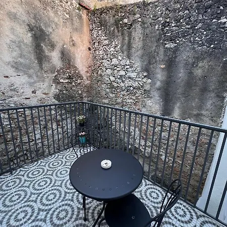 Com Escada E Pátio, Em Frente * Paço de Arcos