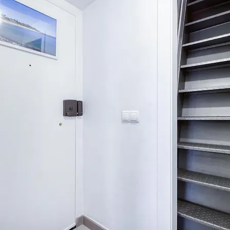 Com Escada E Pátio, Em Frente * Paço de Arcos