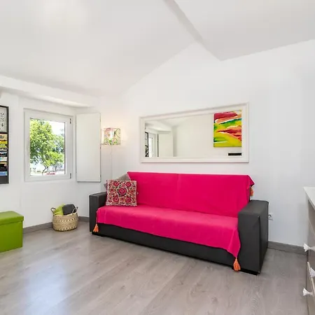 Com Escada E Patio, Em Frente * Paço de Arcos