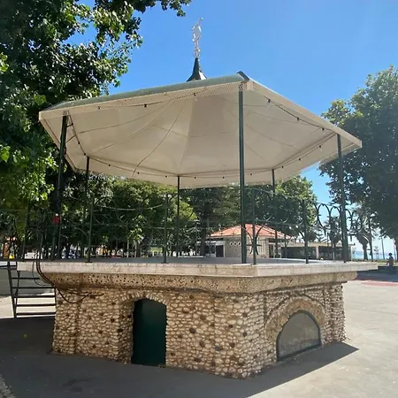 Com Escada E Pátio, Em Frente Apartamento Paço de Arcos