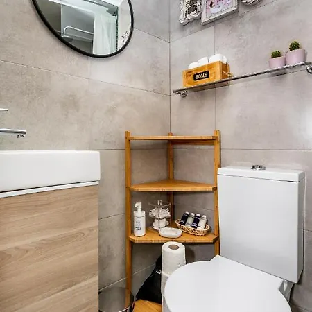 Apartamento Com Escada E Pátio, Em Frente Paço de Arcos