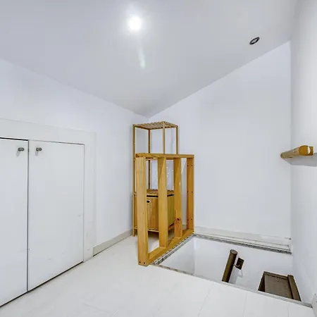 Com Escada E Patio, Em Frente * Paço de Arcos