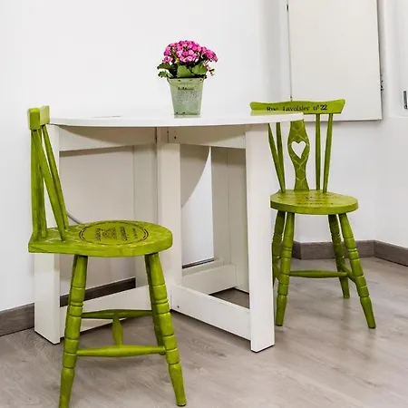 Apartamento Com Escada E Patio, Em Frente