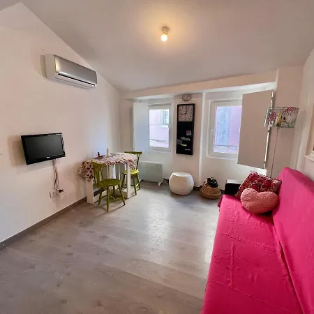 Com Escada E Patio, Em Frente