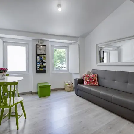 Com Escada E Pátio, Em Frente Paço de Arcos