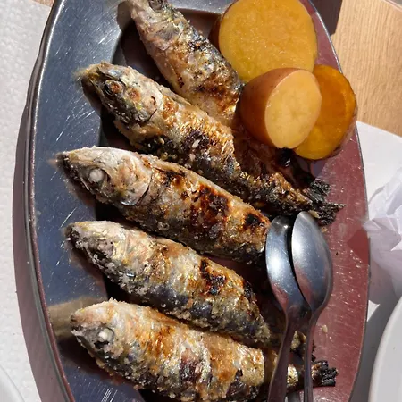 Apartamento Com Escada E Pátio, Em Frente *