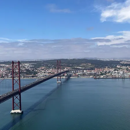 Com Escada E Pátio, Em Frente