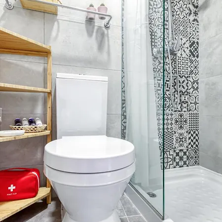 Com Escada E Pátio, Em Frente Apartamento *