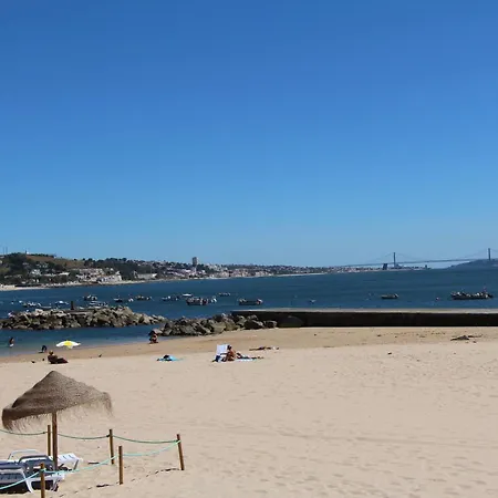 Com Escada E Pátio, Em Frente