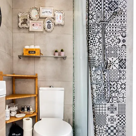 Apartamento Com Escada E Pátio, Em Frente