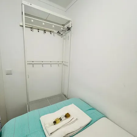 Com Escada E Patio, Em Frente