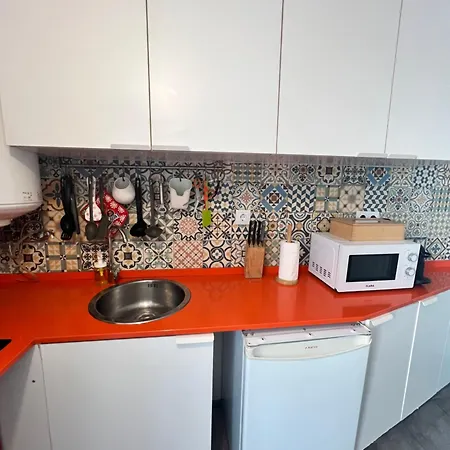 Apartamento Com Escada E Pátio, Em Frente Paço de Arcos