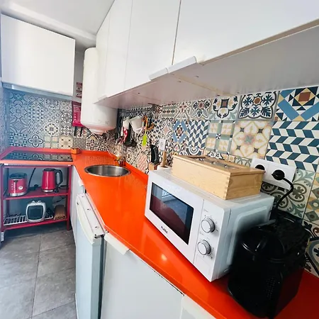 Com Escada E Pátio, Em Frente Paço de Arcos