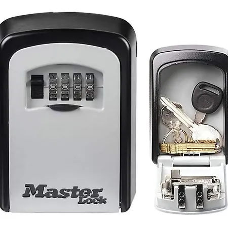 Com Escada E Pátio, Em Frente * Paço de Arcos