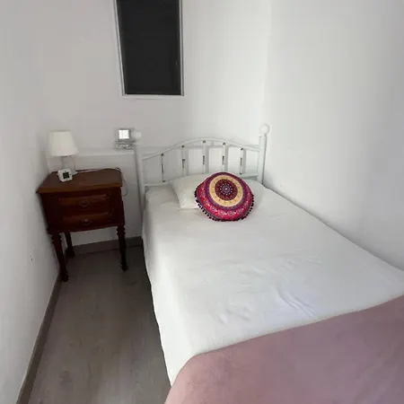 아파트 Com Escada E Patio, Em Frente