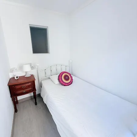 Com Escada E Pátio, Em Frente Paço de Arcos