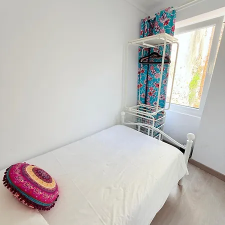 Com Escada E Pátio, Em Frente