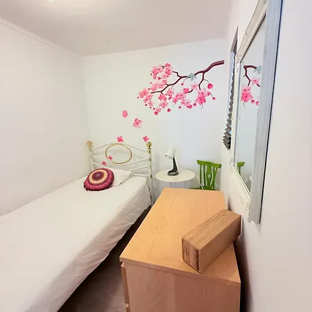 Com Escada E Pátio, Em Frente Apartamento