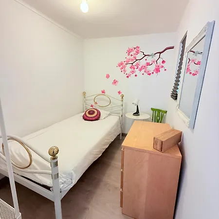 Apartamento Com Escada E Pátio, Em Frente