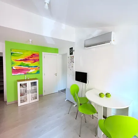 Apartamento Com Escada E Pátio, Em Frente *