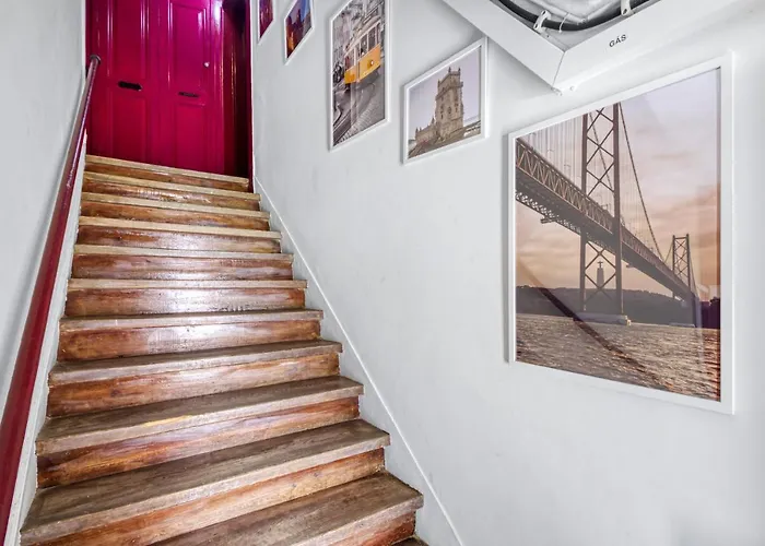Com Escada E Patio, Em Frente Paço de Arcos