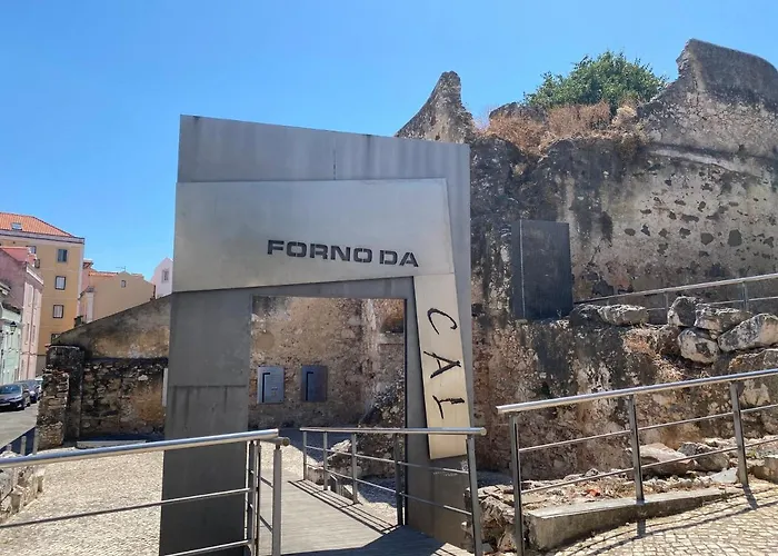 Com Escada E Patio, Em Frente * Paço de Arcos