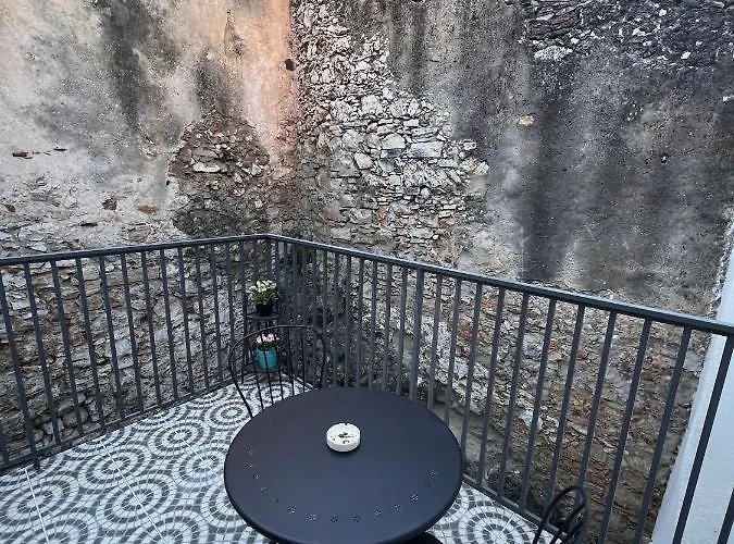 Com Escada E Patio, Em Frente * Paço de Arcos