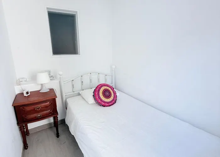 Com Escada E Patio, Em Frente Paço de Arcos